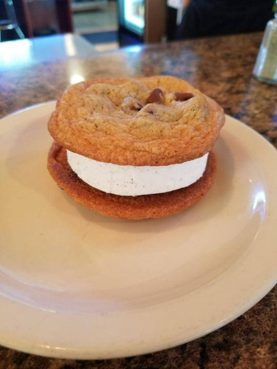 Cross Roads Tap | restaurant | 7710 County Rd W, West Bend, WI 53090, USA | 2623539532 OR +1 262-353-9532