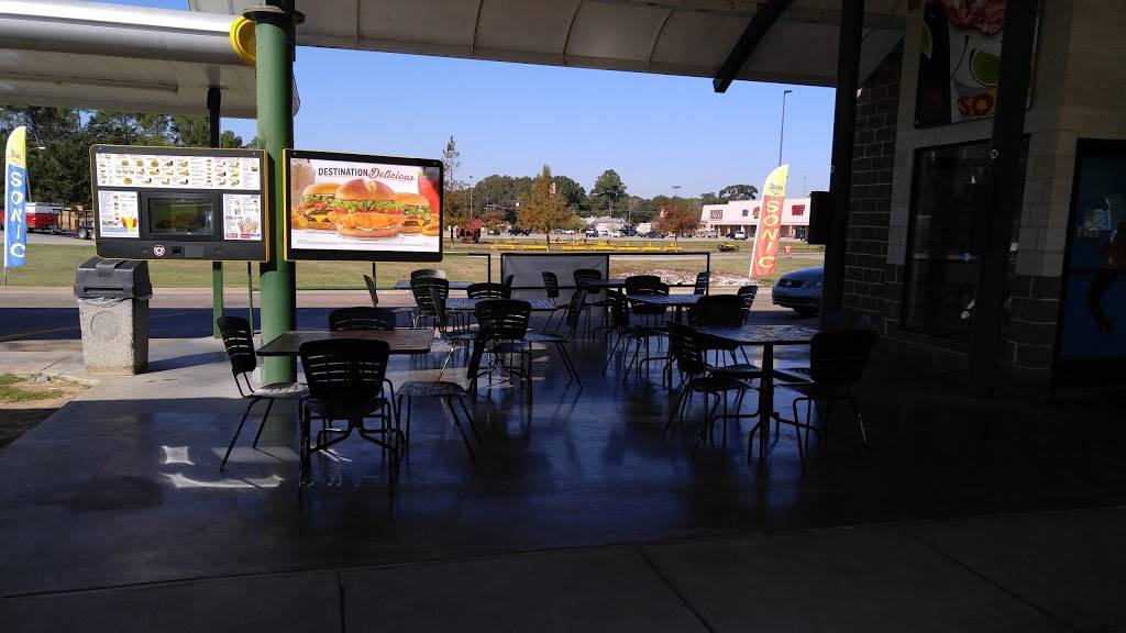 Sonic Drive-In | restaurant | 879 E Lasalle St, Ville Platte, LA 70586, USA | 3373636616 OR +1 337-363-6616