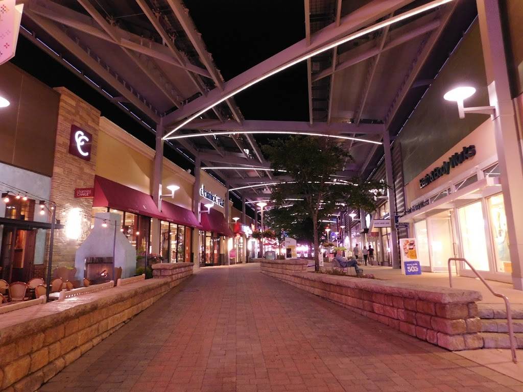 Showcase Cinema de Lux Patriot Place | restaurant | 24 Patriot Pl, Foxborough, MA 02035, USA | 8003154000 OR +1 800-315-4000