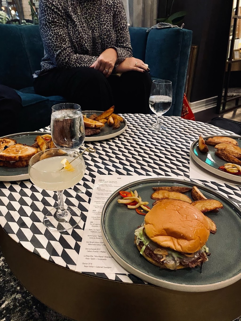 Oggies | restaurant | 411 E Mason St, Milwaukee, WI 53202, USA | 4142253260 OR +1 414-225-3260