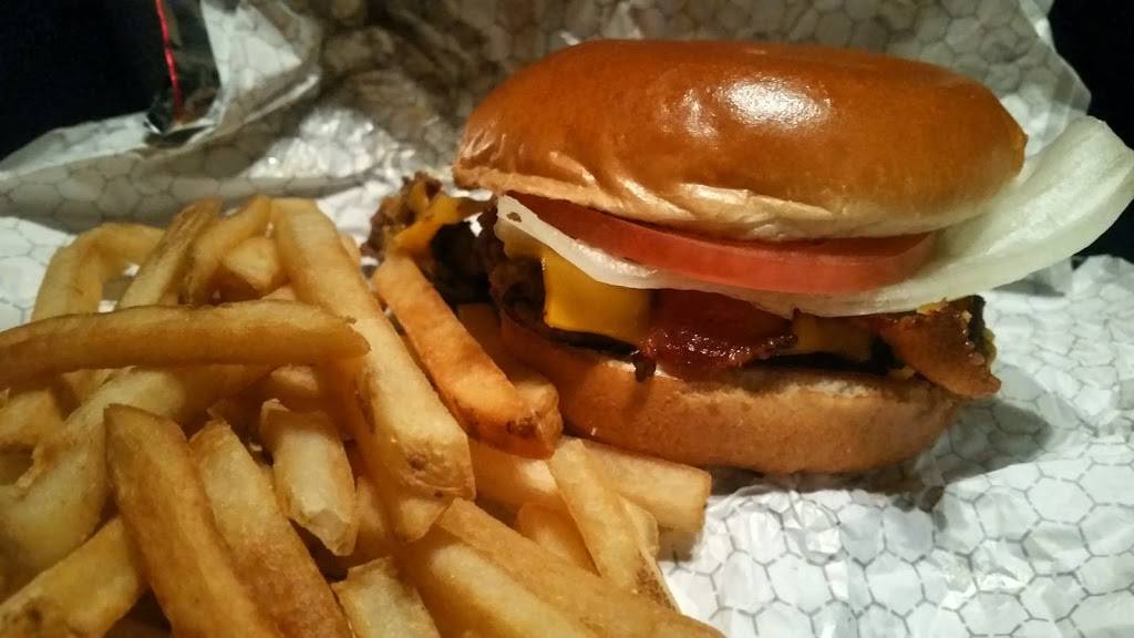 Wendys | restaurant | 2655 Eglinton Ave W, Mississauga, ON L5M 7E1, Canada | 9058282515 OR +1 905-828-2515