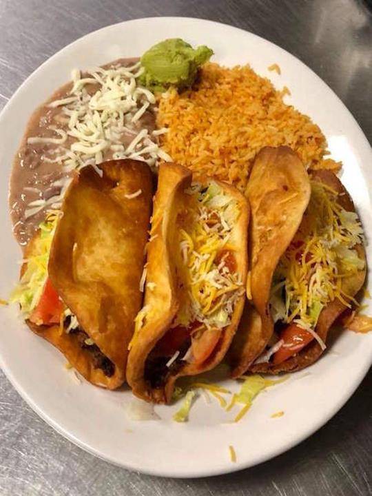 Country House Restaurant | restaurant | 10 3rd St, Lasalle, IL 61301, USA | 8154105054 OR +1 815-410-5054