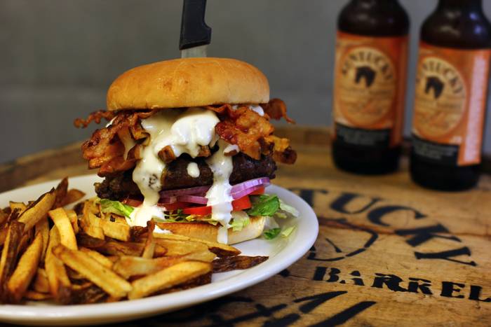 Puckers Sports Pub & Grille | restaurant | 3199 Whitewood St NW, North Canton, OH 44720, USA | 3309663373 OR +1 330-966-3373