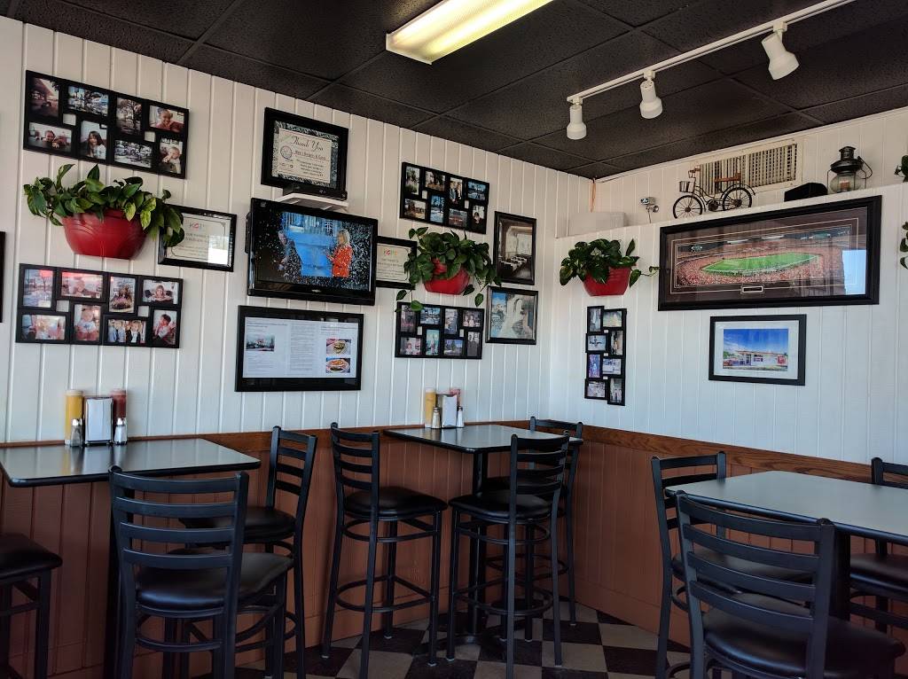 Maxs Burgers and Gyros | restaurant | 8240 Wornall Rd, Kansas City, MO 64114, USA | 8164446297 OR +1 816-444-6297