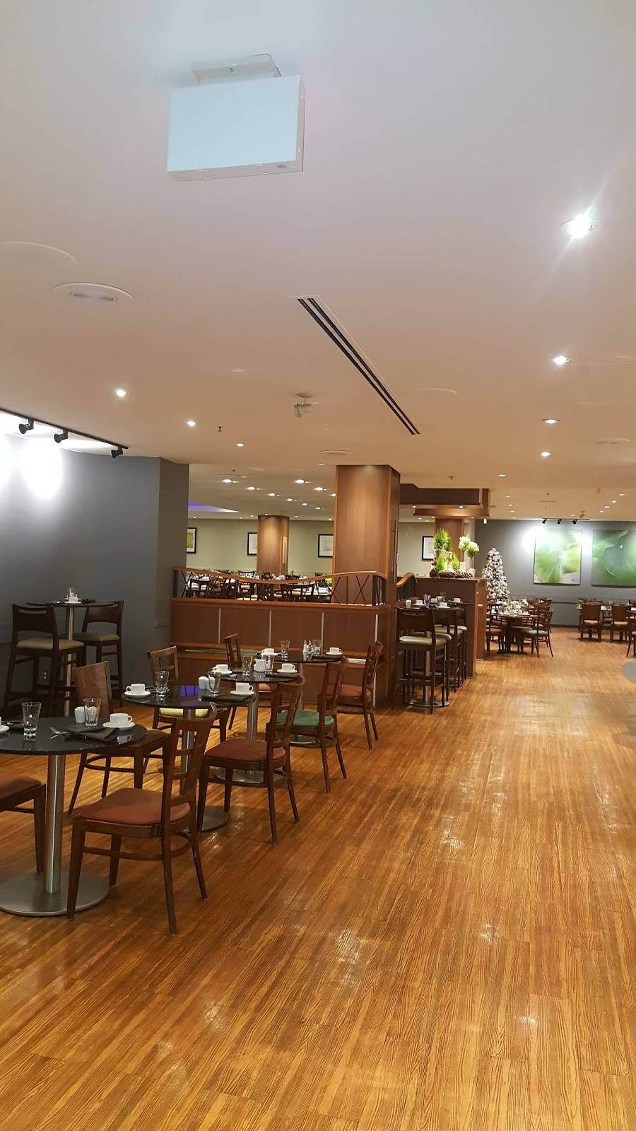 Mizzen | restaurant | 1 Harbour Square, Toronto, ON M5J 1A6, Canada | 4163617454 OR +1 416-361-7454