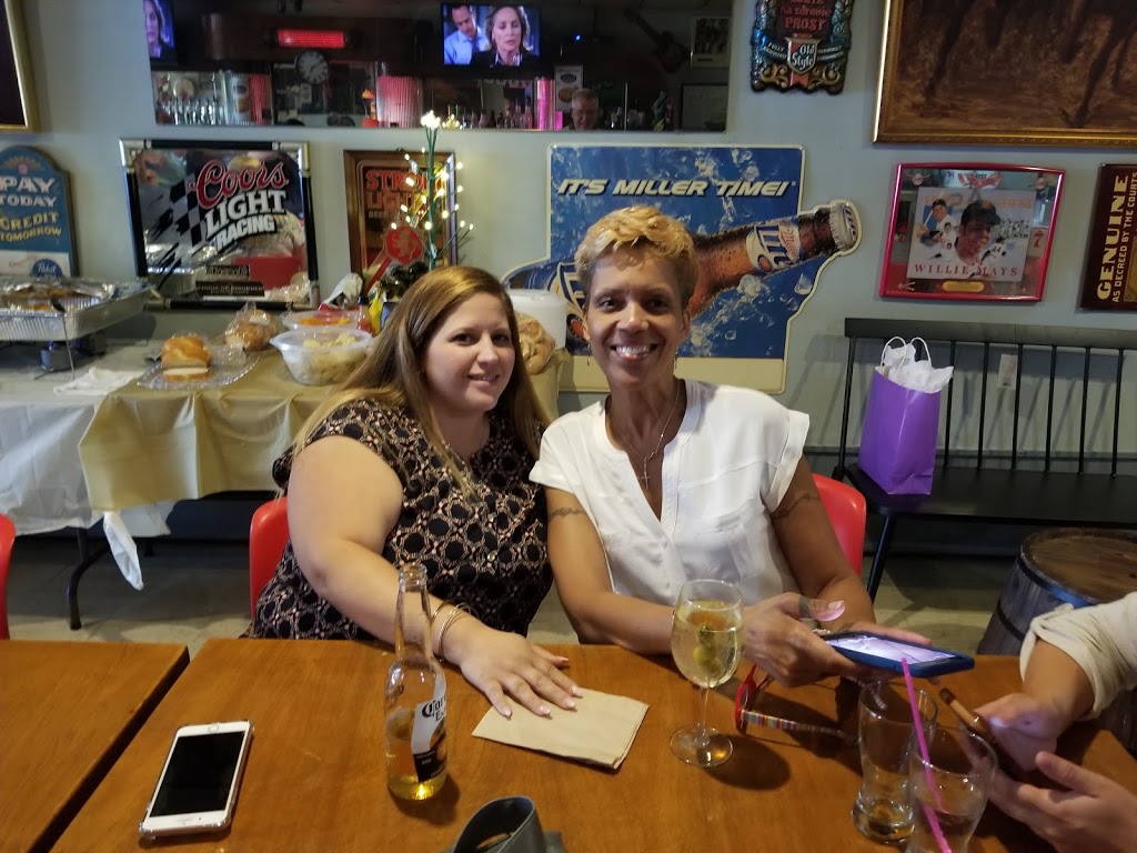 Hunters Inn | restaurant | 3861 Broadway, Gary, IN 46409, USA | 2195884755 OR +1 219-588-4755