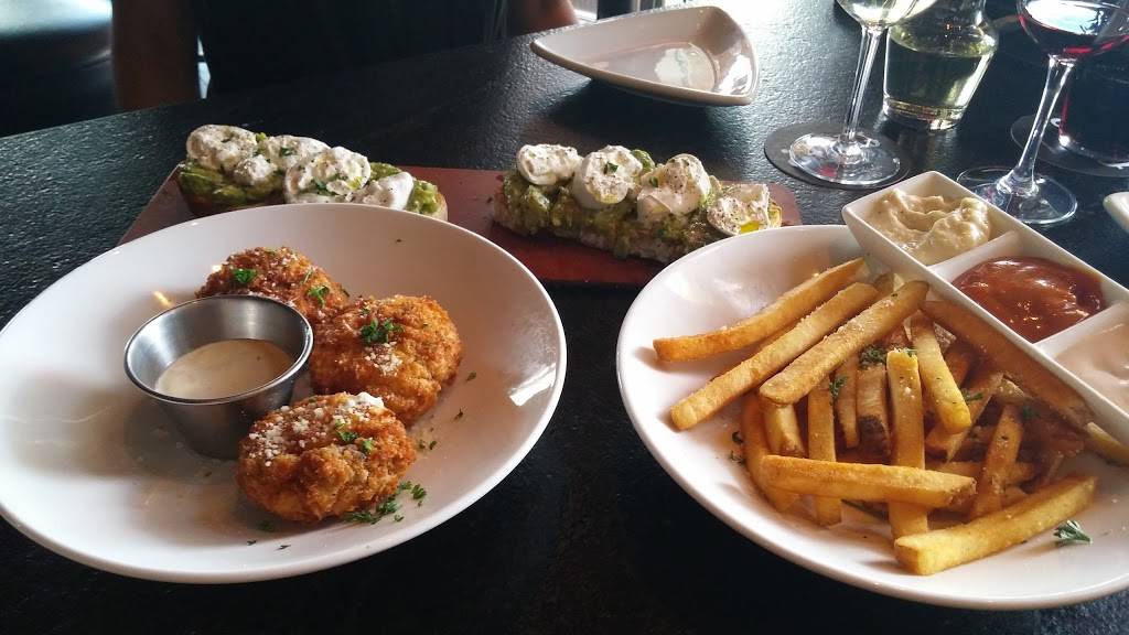 Houlihans | restaurant | Breton Village, 1968 Breton Rd SE, Grand Rapids, MI 49506, USA | 6169571683 OR +1 616-957-1683