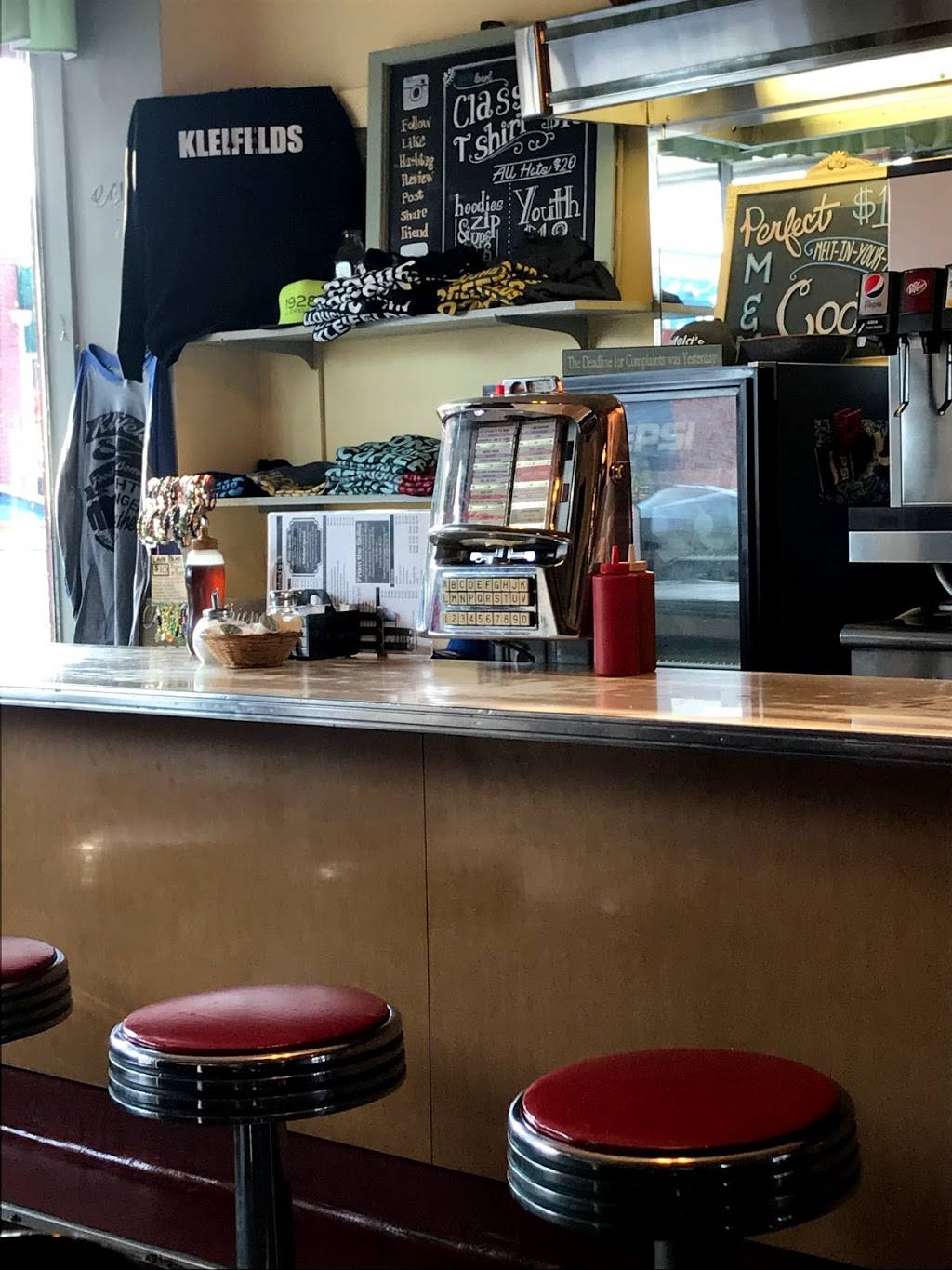 Kleifelds Restaurant | restaurant | 4048 Erie St, Willoughby, OH 44094, USA | 4409427646 OR +1 440-942-7646