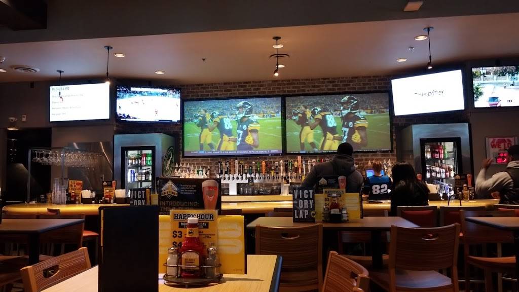 Buffalo Wild Wings | restaurant | 703 Poquonock Ave, Windsor, CT 06095, USA | 8606889464 OR +1 860-688-9464