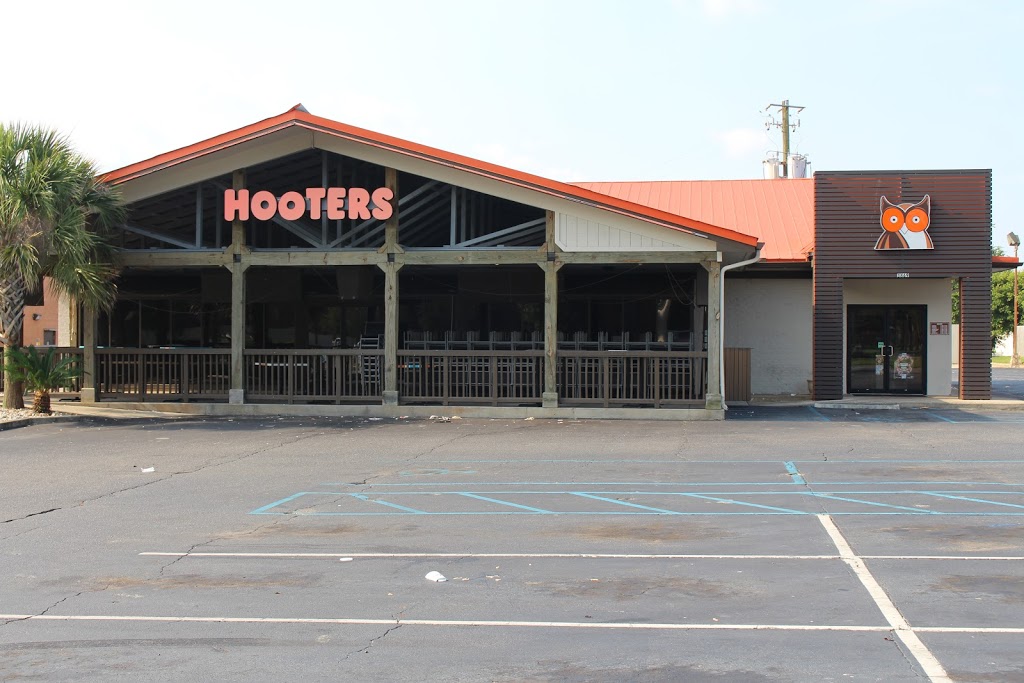 Hooters | restaurant | 3869 Airport Blvd, Mobile, AL 36608, USA | 2513459544 OR +1 251-345-9544