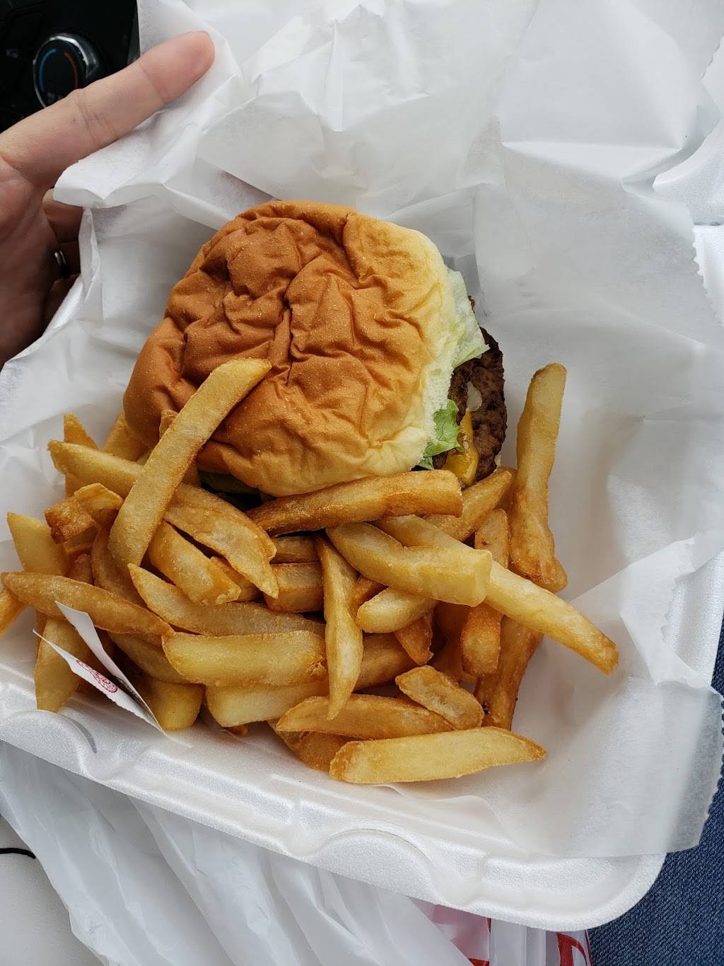 Mutzies | restaurant | 1200 Country Club Rd, Lincolnton, NC 28092, USA | 7042404592 OR +1 704-240-4592