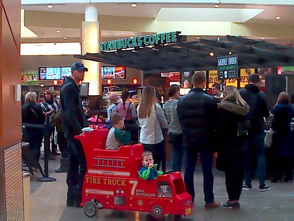 Lees Famous Recipe Chicken | restaurant | 500 Southpark Center, Strongsville, OH 44136, USA | 4402389199 OR +1 440-238-9199