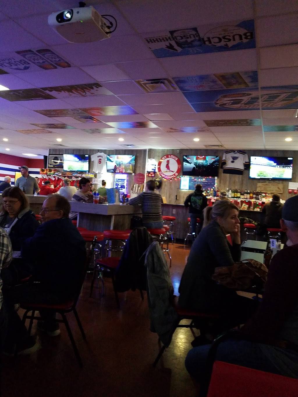 Mueths Tavern | restaurant | 2 N Main St, Smithton, IL 62285, USA | 6182778309 OR +1 618-277-8309