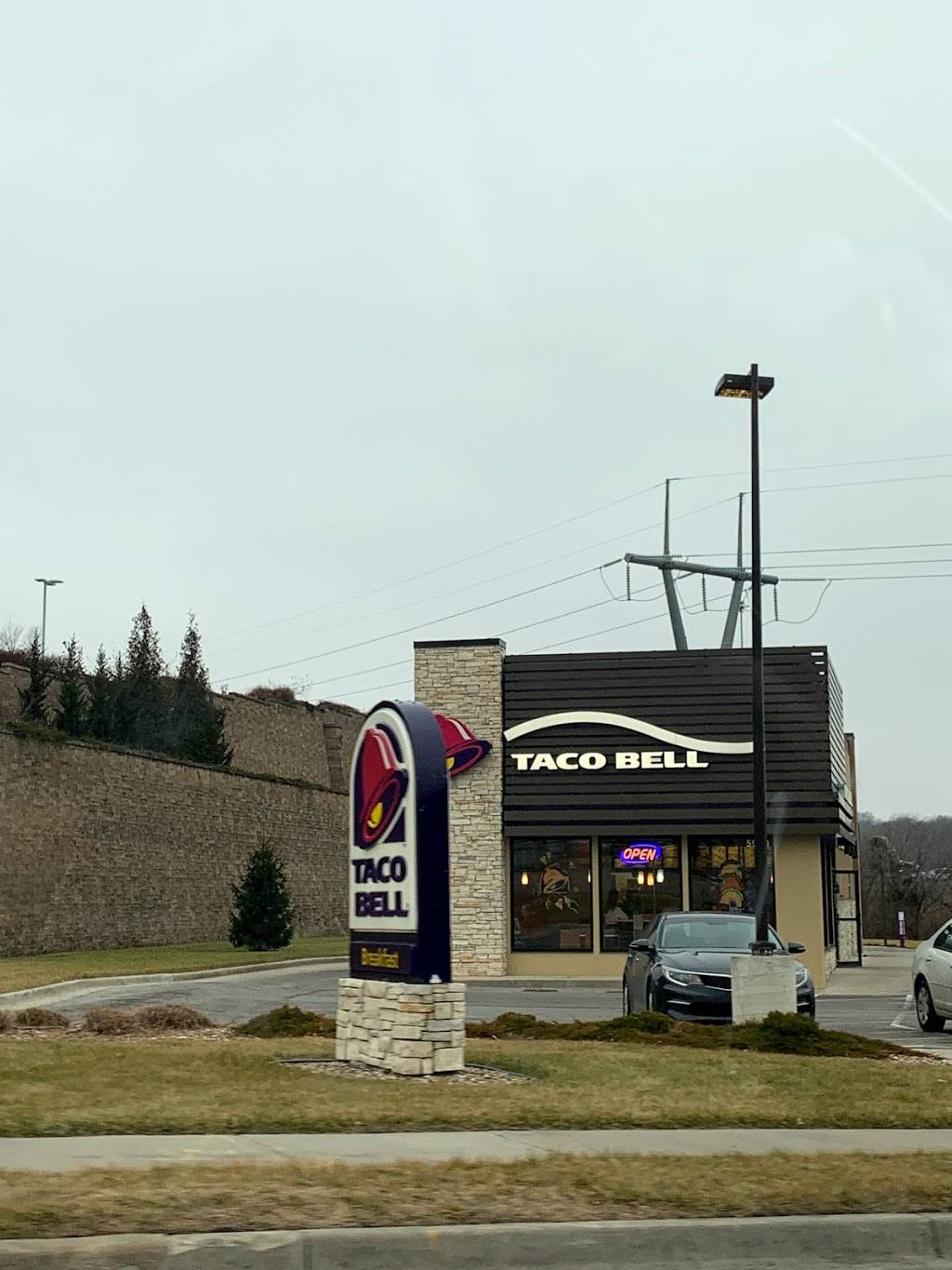 Taco Bell | meal takeaway | 5930 Ikea Way, Merriam, KS 66203, USA | 9132624562 OR +1 913-262-4562