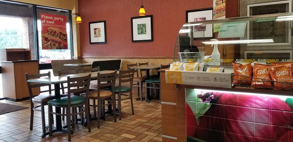 Subway | restaurant | Key Street Commons, 647 S Key St #H, Pilot Mountain, NC 27041, USA | 3363685010 OR +1 336-368-5010