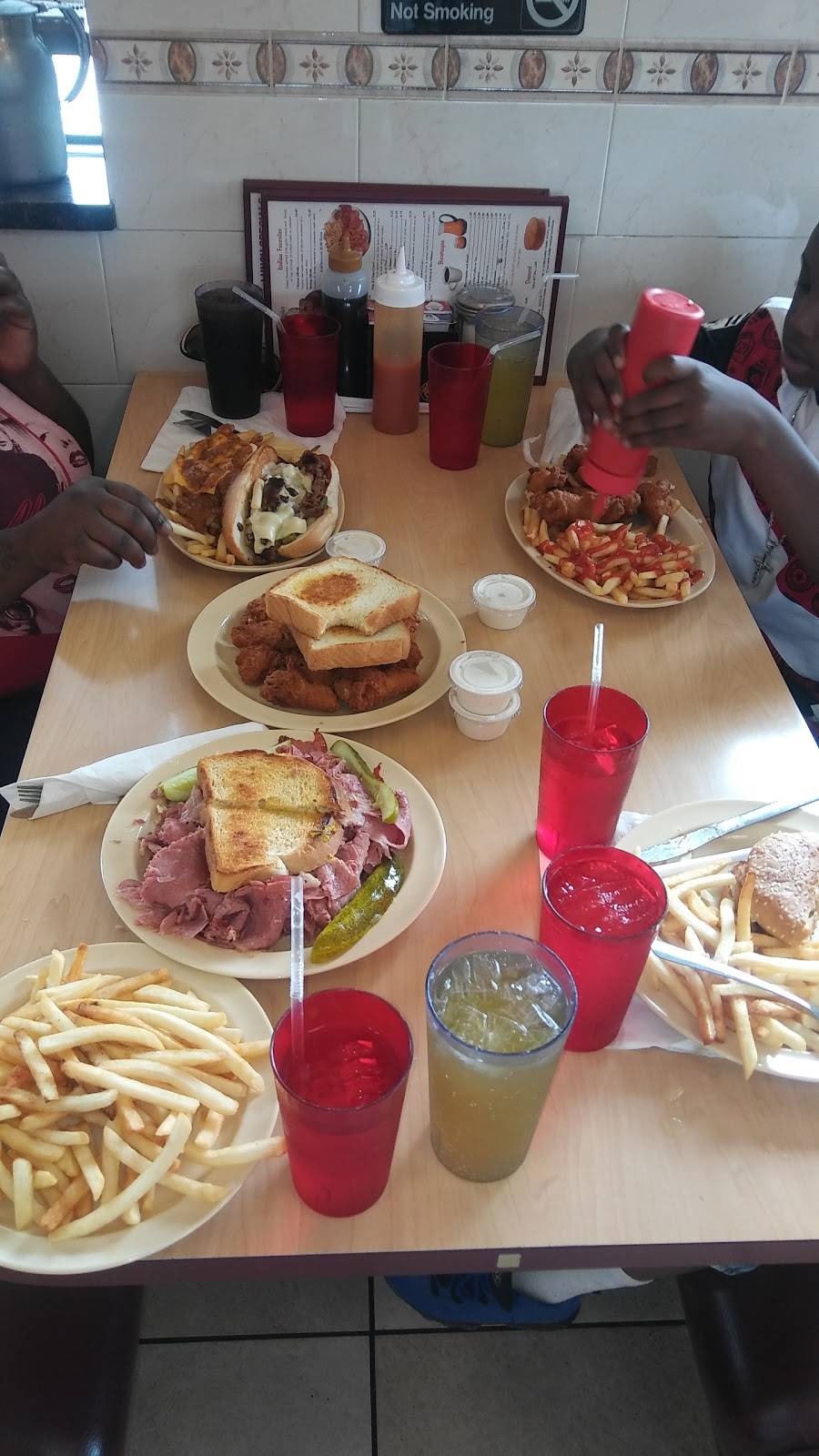 Royal Grill | restaurant | 9850 Livernois, Detroit, MI 48204, USA | 3138341300 OR +1 313-834-1300