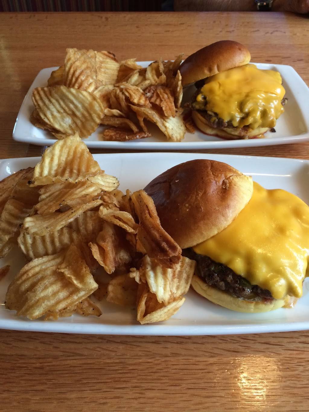 Applebees Grill + Bar | restaurant | 5490 Clark Rd, Sarasota, FL 34233, USA | 9419252595 OR +1 941-925-2595