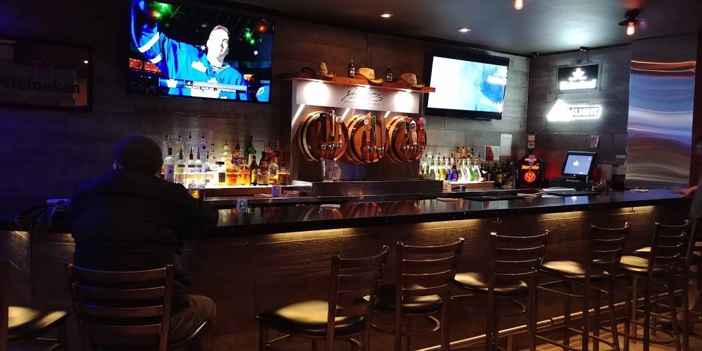 Wild Wing | restaurant | 9580 Yonge St #11, Richmond Hill, ON L4C 1V6, Canada | 9052376940 OR +1 905-237-6940