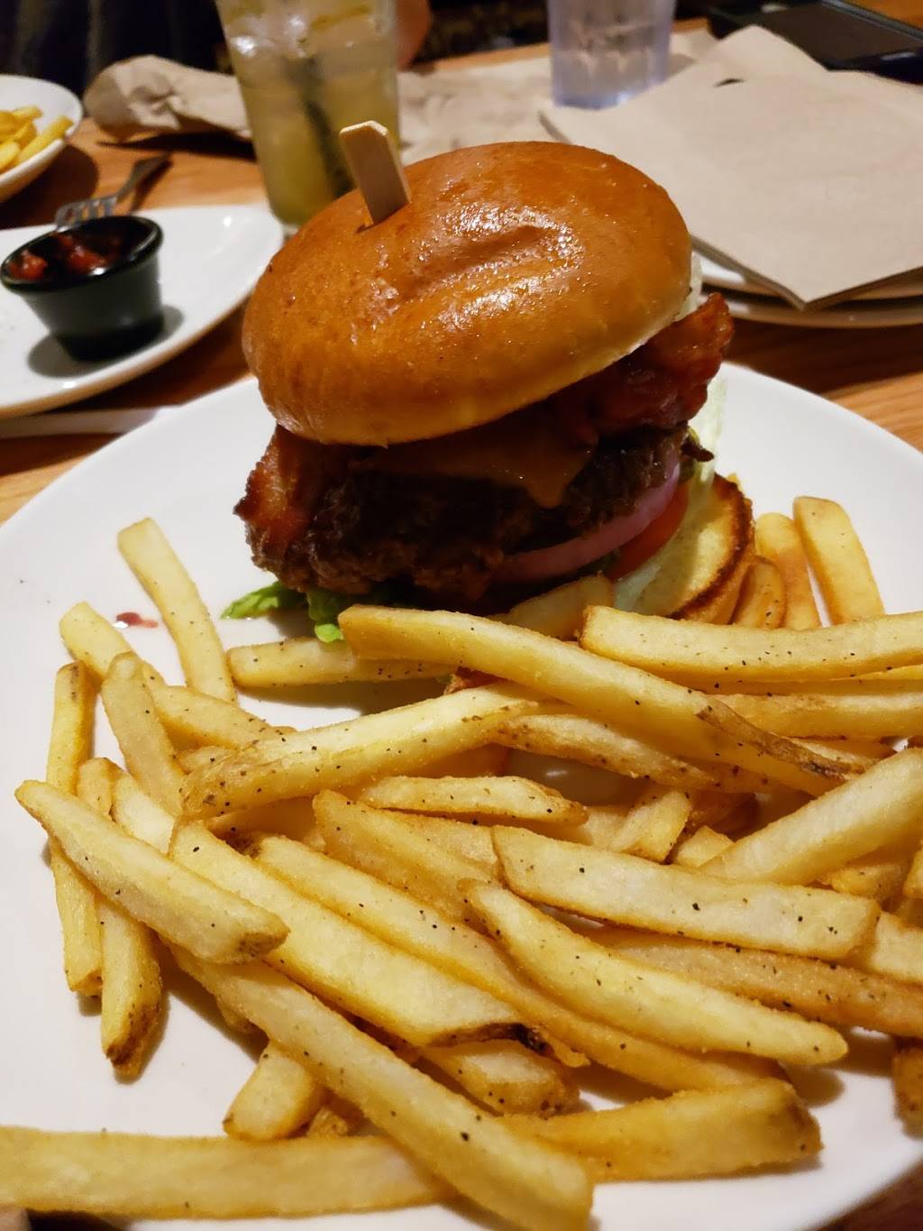 Applebees Grill + Bar | restaurant | 698 B N Dupont Blvd, Milford, DE 19963, USA | 3024240954 OR +1 302-424-0954