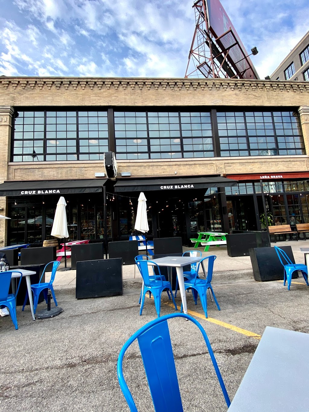 Cruz Blanca Brewery | restaurant | 904 W Randolph St, Chicago, IL 60607, USA | 3127331975 OR +1 312-733-1975