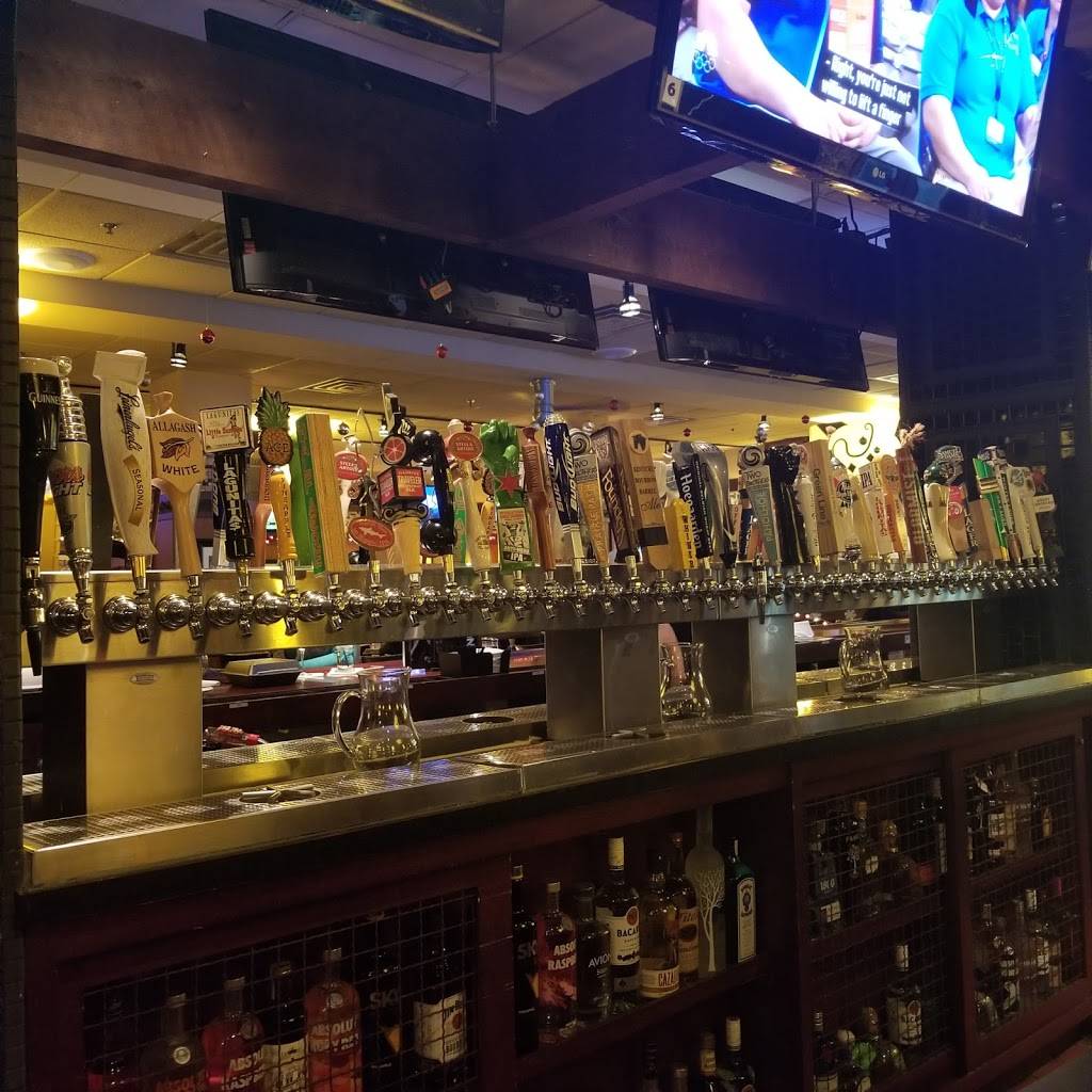 Bar Louie | night club | 5615 N Cumberland Ave, Chicago, IL 60631, USA | 7733328029 OR +1 773-332-8029