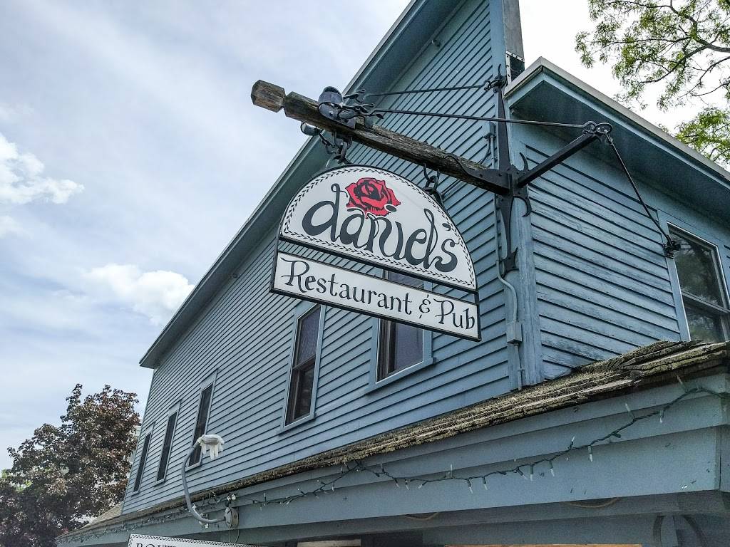 Daniels | restaurant | 48 Main St, Henniker, NH 03242, USA | 6034287621 OR +1 603-428-7621