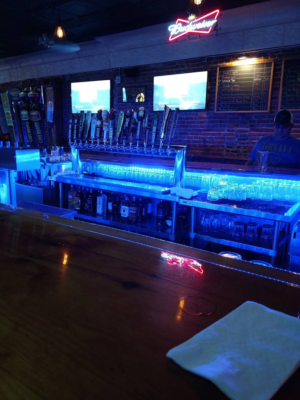 Hub On Main | night club | 253 Main St, Dubuque, IA 52001, USA | 5635833480 OR +1 563-583-3480
