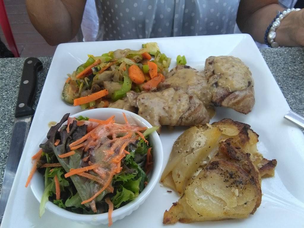 Café-resto Le Gavroche | restaurant | 304 Rue Notre Dame E, Victoriaville, QC G6P 5G7, Canada | 8196043077 OR +1 819-604-3077