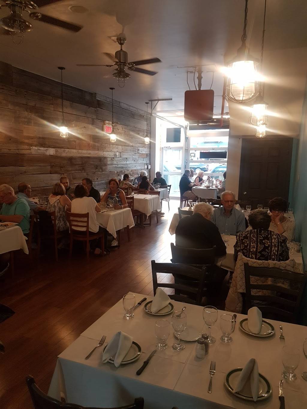 Restaurant Tilos | restaurant | 6587 Avenue Somerled, Montréal, QC H4V 1T1, Canada | 5144852485 OR +1 514-485-2485