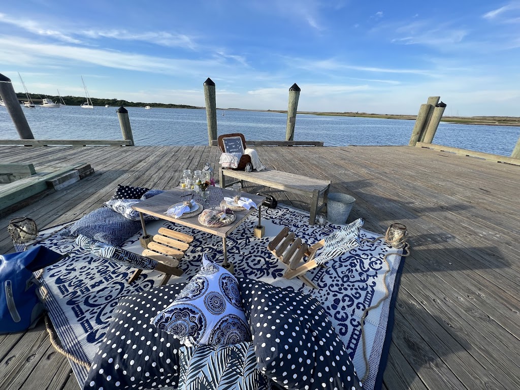 Cuttyhunk Picnic Co | restaurant | Broadway, Cuttyhunk, MA 02713, USA | 5086870682 OR +1 508-687-0682