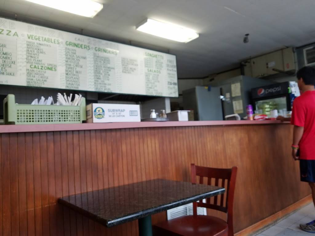 Deluxe Pizza | restaurant | 1 Forest St, Wellesley, MA 02481, USA | 7812356811 OR +1 781-235-6811