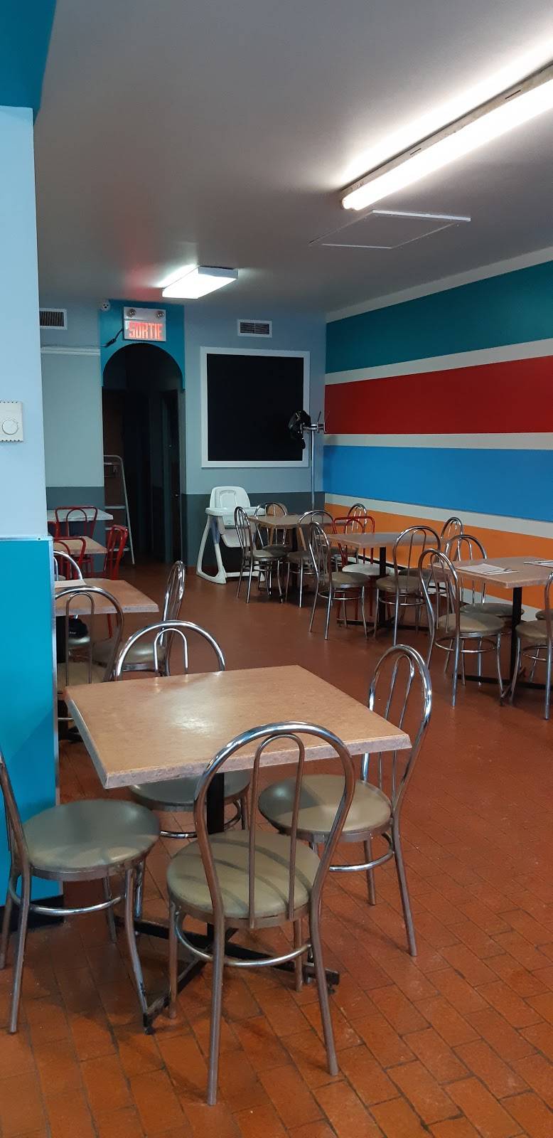 Mon Ami Drive In | restaurant | 11810 Boulevard Langelier, Montréal, QC H1G 3M3, Canada | 5143253651 OR +1 514-325-3651