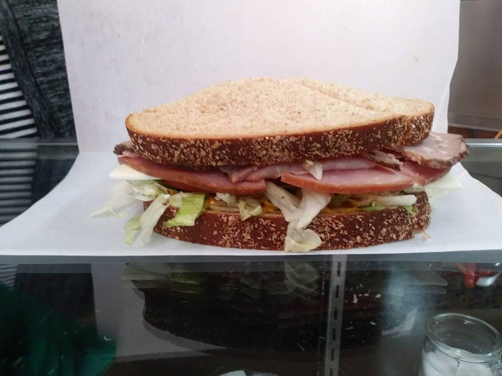 Mollys Station & More | restaurant | 4603 Pacific Way, Seaview, WA 98644, USA | 5037894317 OR +1 503-789-4317