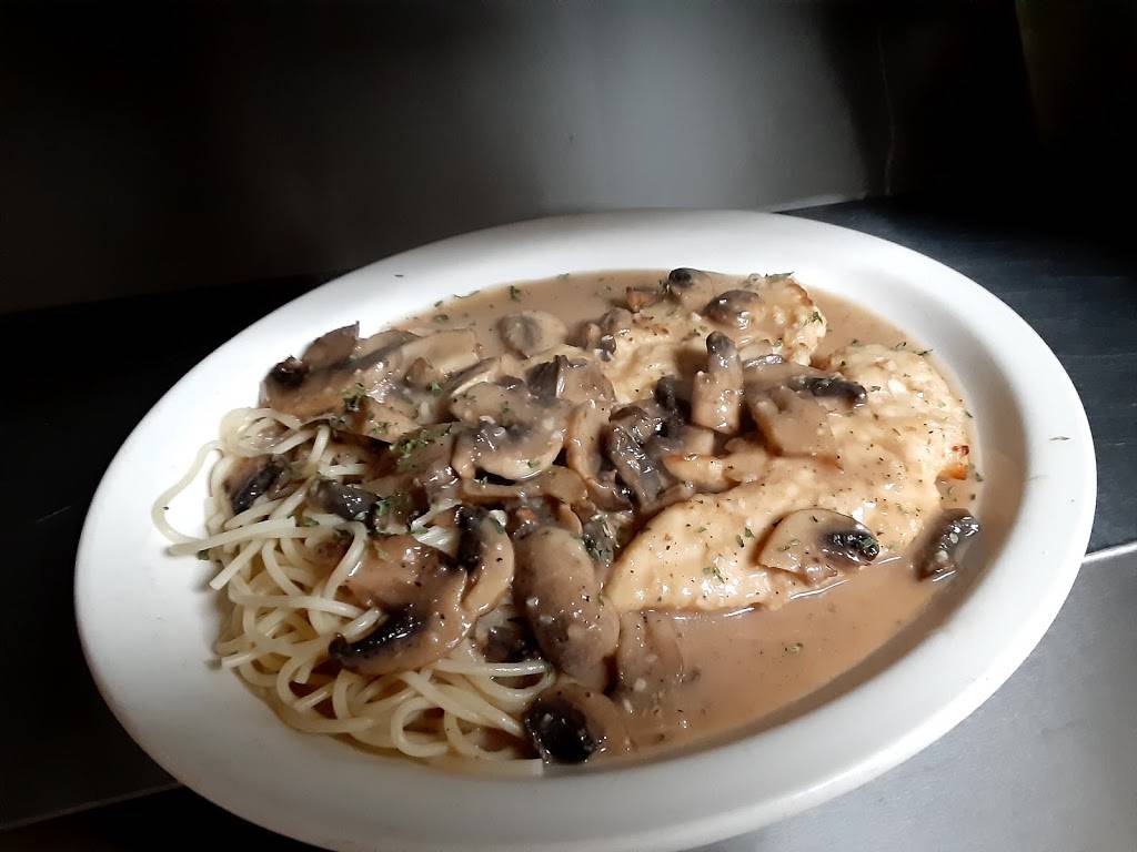 Johnnies Italian Restaurant | restaurant | 102 S Broadway, Tecumseh, OK 74873, USA | 4055982123 OR +1 405-598-2123