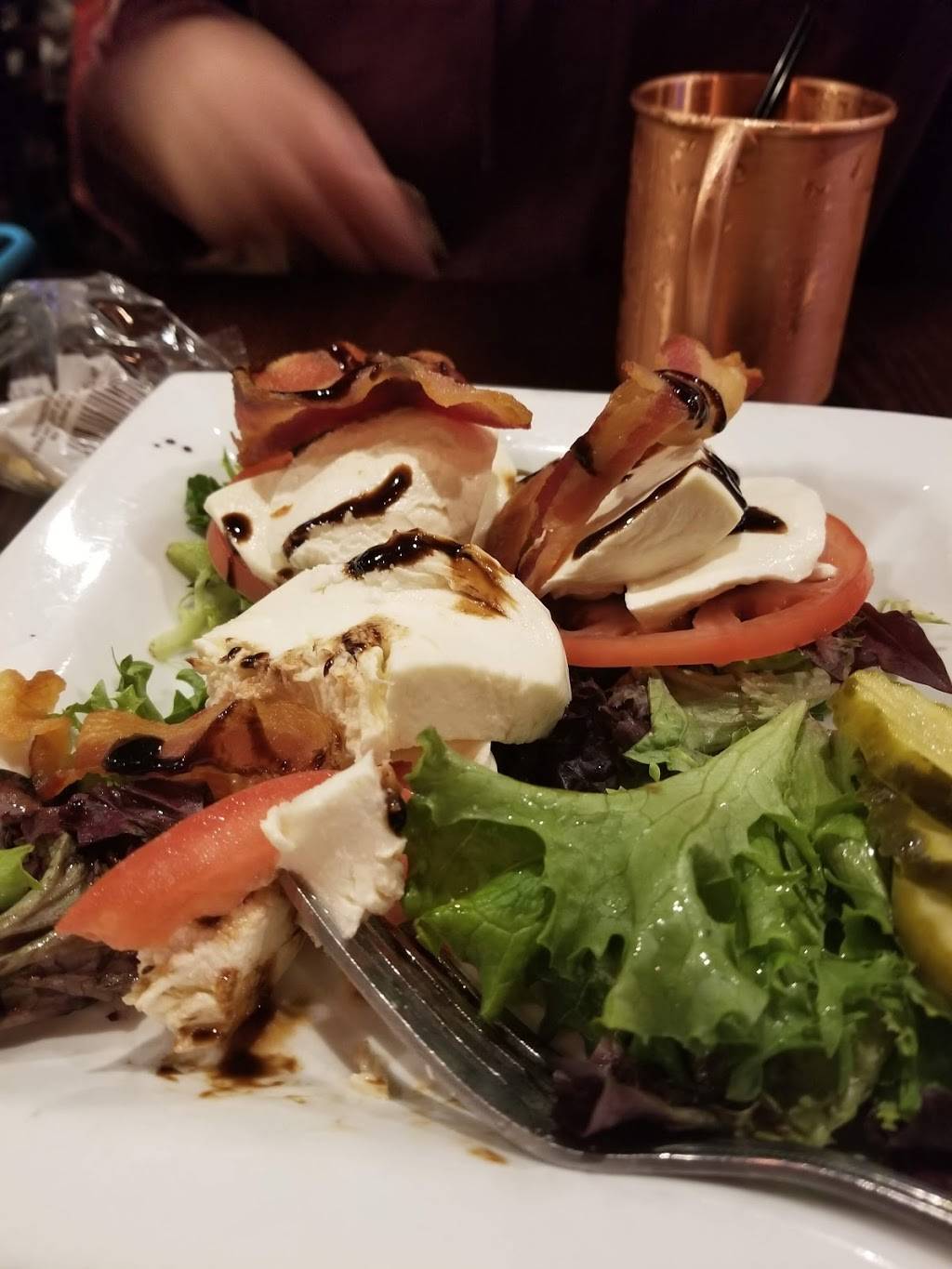 Woodbridge Social | restaurant | 12 Selden St, Woodbridge, CT 06525, USA | 2035539135 OR +1 203-553-9135