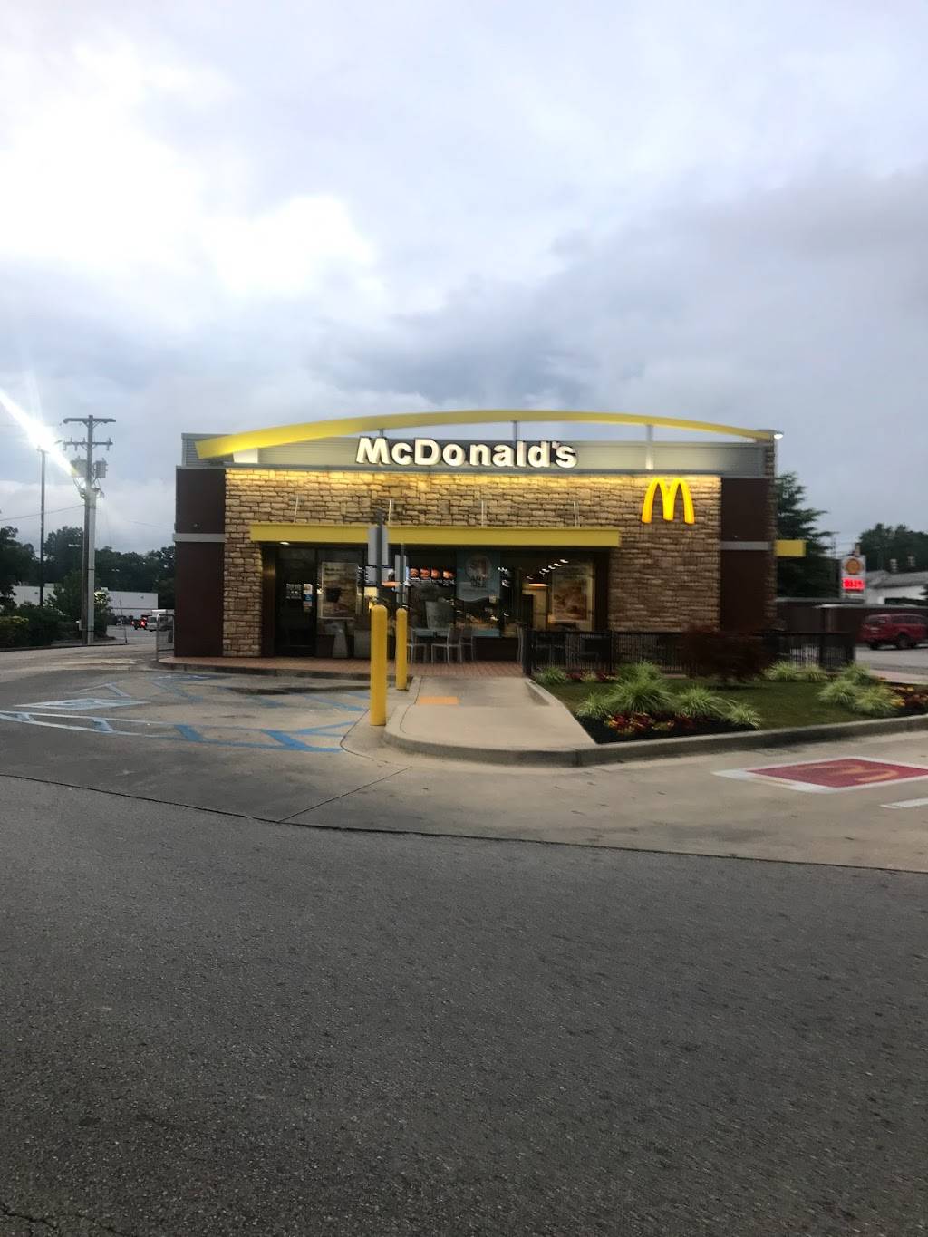 McDonalds | cafe | 401 N Main St, Jamestown, TN 38556, USA | 9318791770 OR +1 931-879-1770