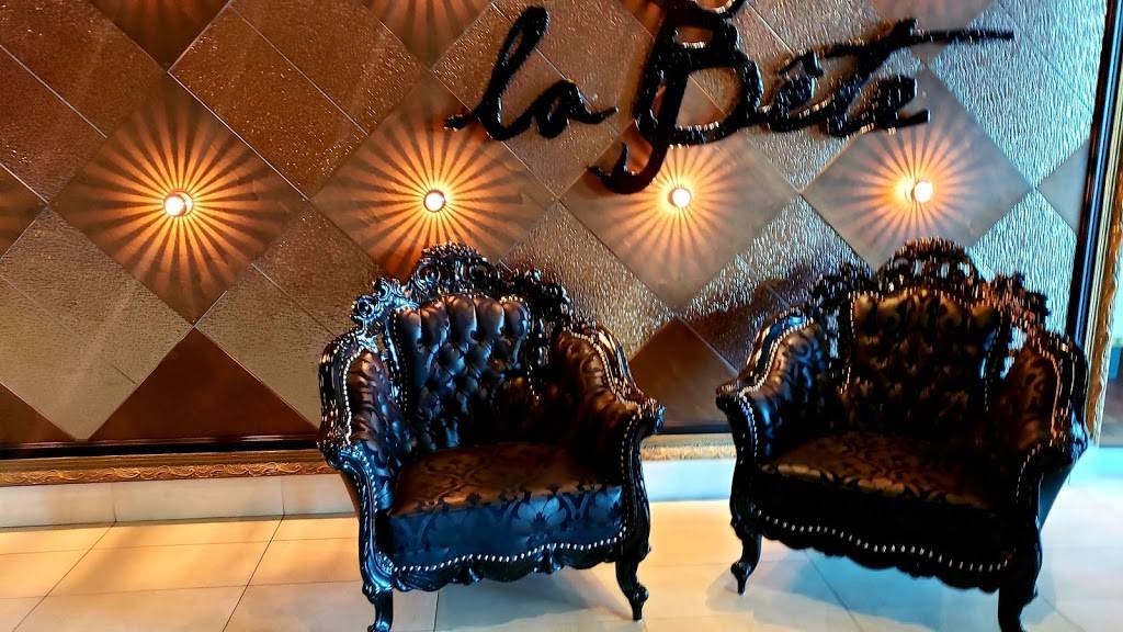 Chez Victor | restaurant | 2875 Boulevard Laurier, Québec, QC G1V 2M2, Canada | 4189779123 OR +1 418-977-9123