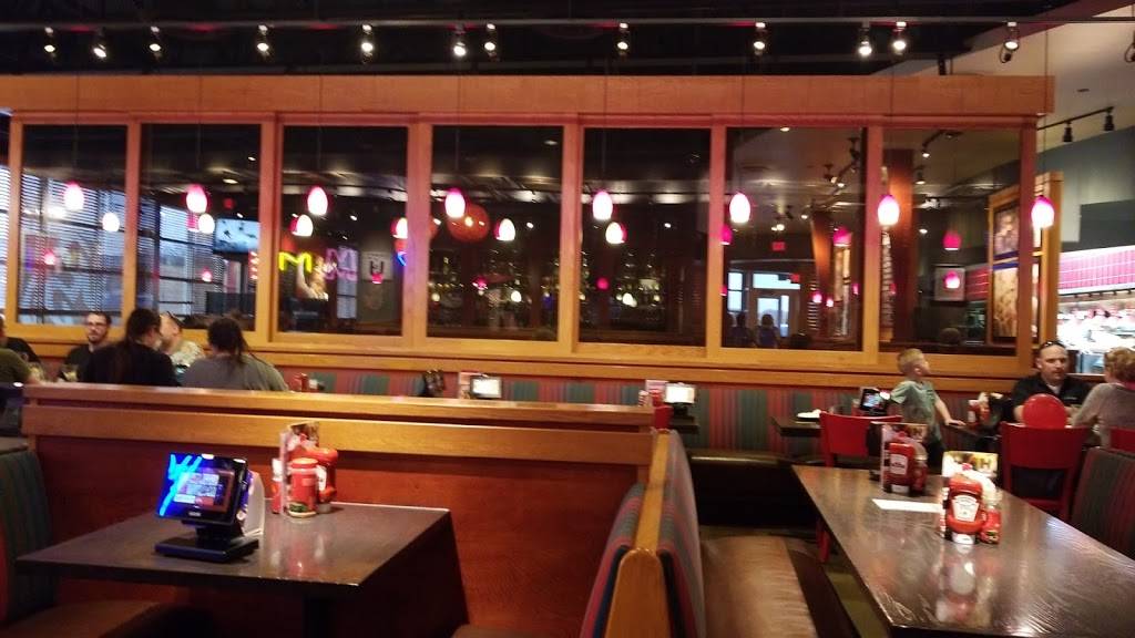 Red Robin Gourmet Burgers and Brews | restaurant | 2440 E Springs Dr, Madison, WI 53704, USA | 6083010435 OR +1 608-301-0435