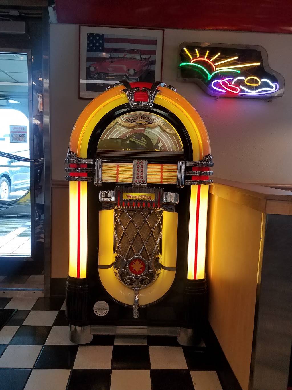 Dennys | restaurant | 200 S Lakeview Dr, Shepherdsville, KY 40165, USA | 5029212332 OR +1 502-921-2332