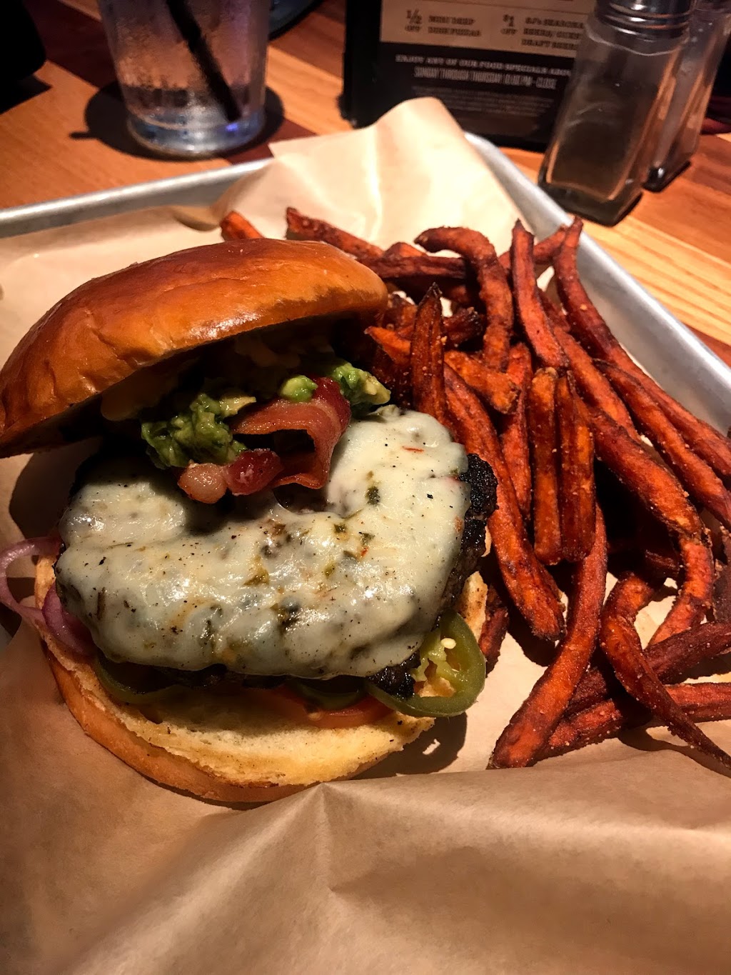 BJs Restaurant & Brewhouse | restaurant | 3748 Airport Blvd, Mobile, AL 36608, USA | 2515819240 OR +1 251-581-9240