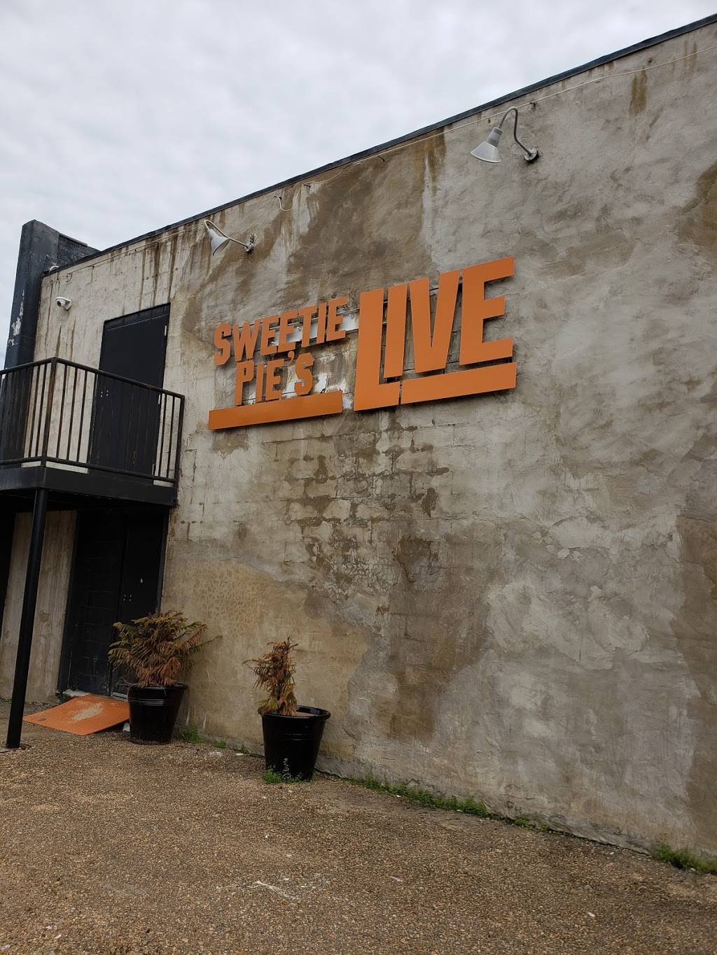 Sweetie Pies Frying Bird | restaurant | 110 E South St, Jackson, MS 39201, USA | 7695244843 OR +1 769-524-4843