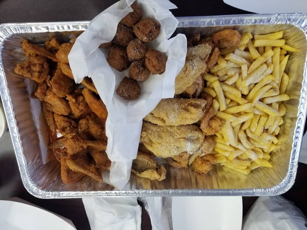 Hook Fish & Chicken | restaurant | 5701 N Australian Ave, Riviera Beach, FL 33407, USA | 5618556385 OR +1 561-855-6385