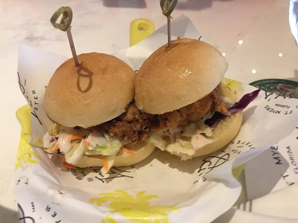 Izzys Fish & Oyster | restaurant | 2282 First St, Fort Myers, FL 33901, USA | 2393374999 OR +1 239-337-4999