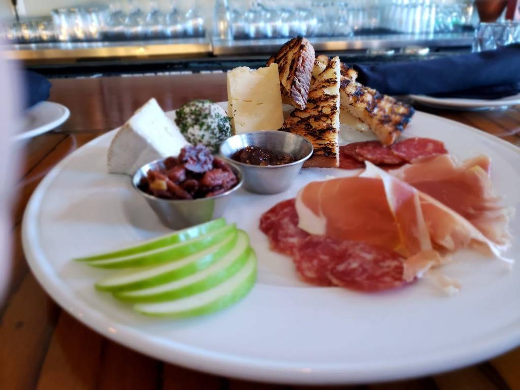 The District Kitchen & Cocktails | restaurant | 1001 N 4th St, Wilmington, NC 28401, USA | 9107696565 OR +1 910-769-6565