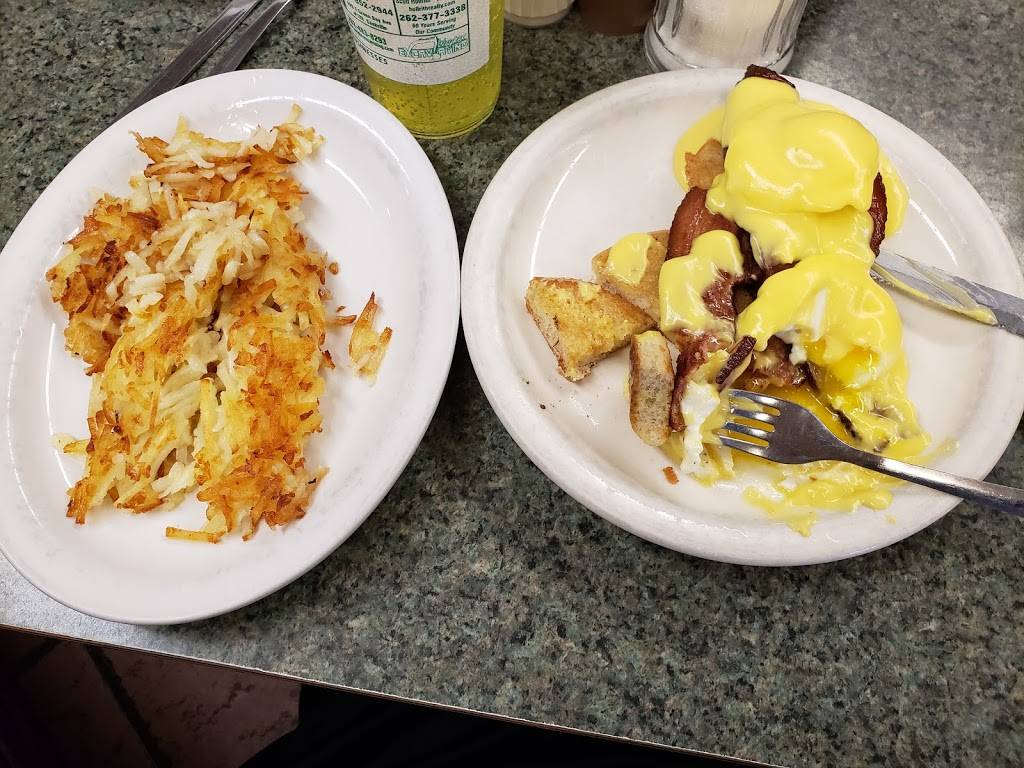 Rivers Edge Restaurant | restaurant | 283 S Riverside Dr, Saukville, WI 53080, USA | 2622849918 OR +1 262-284-9918