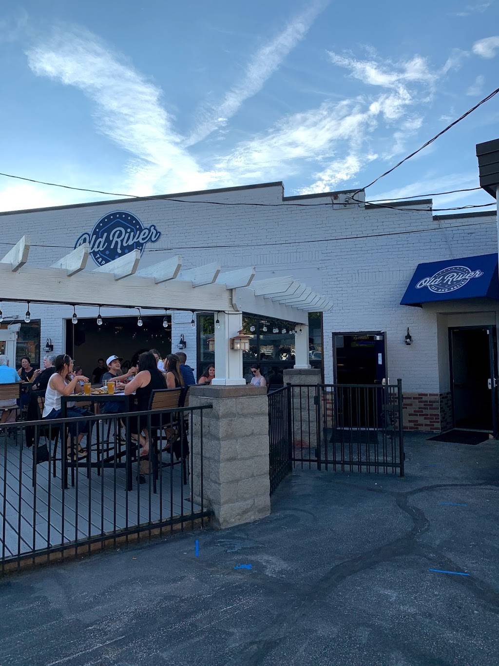 Old River Tap and Social | restaurant | 19245 Detroit Rd, Rocky River, OH 44116, USA | 4408570399 OR +1 440-857-0399