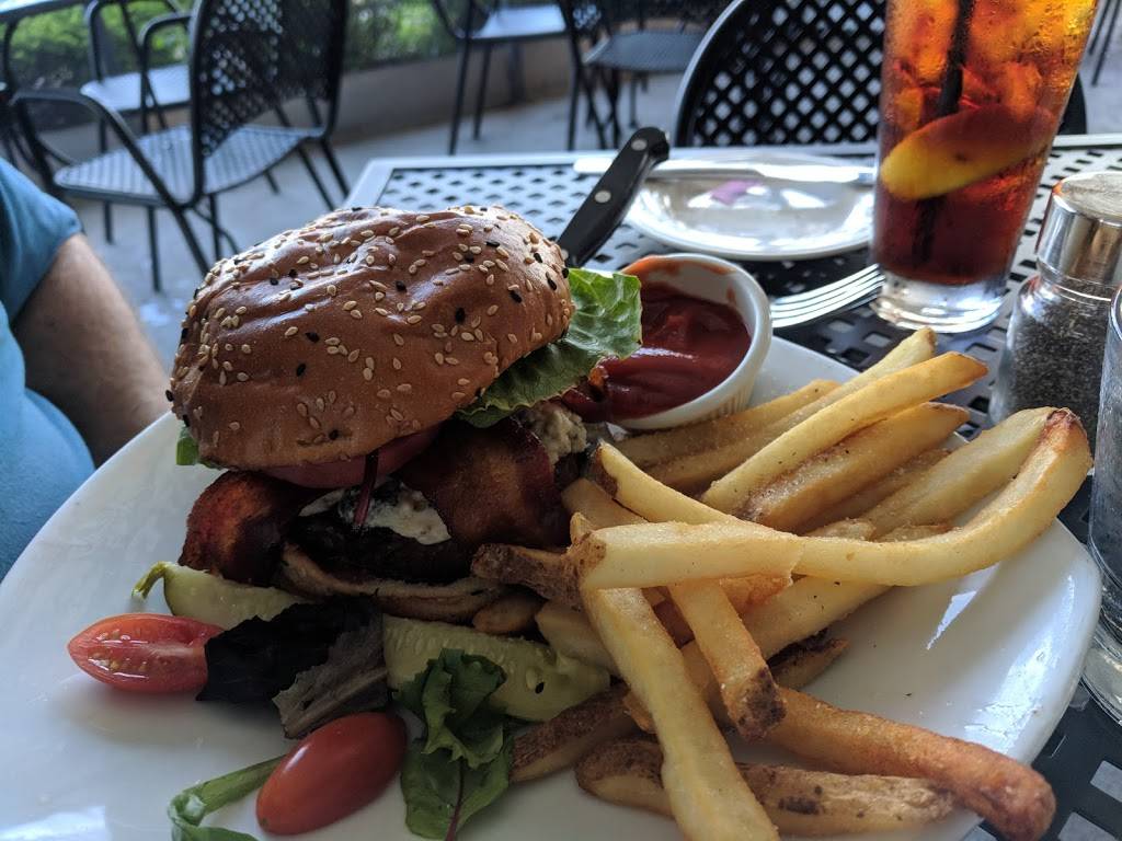 Harveys Central Grille | restaurant | 1340 W Towne Square Rd, Mequon, WI 53092, USA | 2622419589 OR +1 262-241-9589