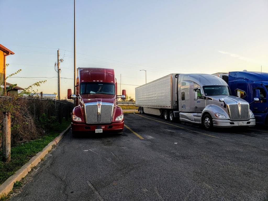 Flying J Travel Center | restaurant | 3400 Service Loop Rd, West Memphis, AR 72301, USA | 8707358200 OR +1 870-735-8200