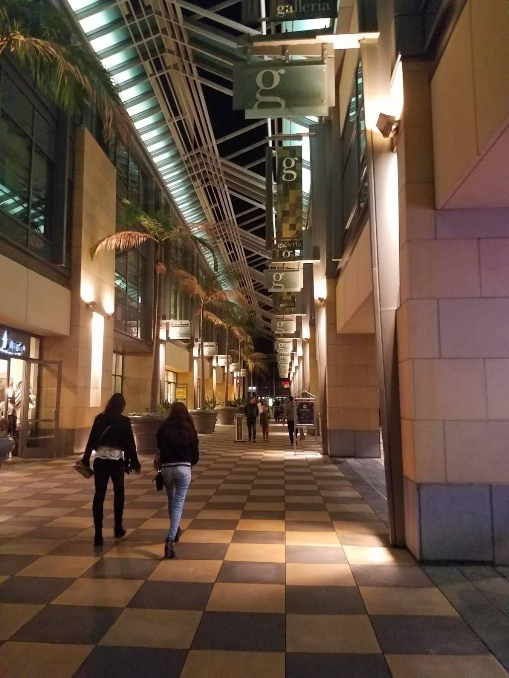 Ben & Jerrys | bakery | 15301 Ventura Blvd Space P-6, Sherman Oaks, CA 91403, USA | 8187899951 OR +1 818-789-9951