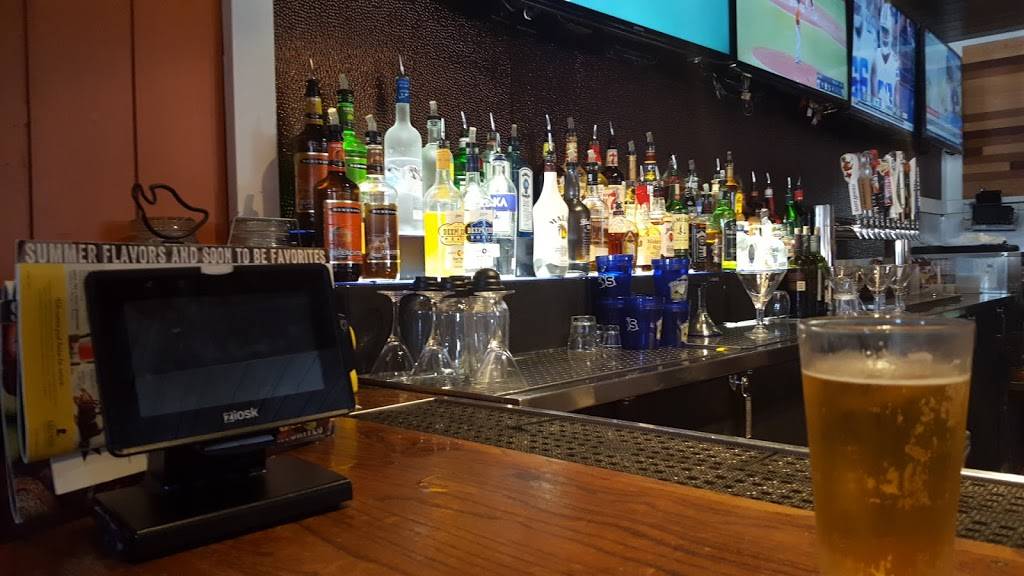 Chilis Grill & Bar | meal takeaway | 3215 Southwest Fwy, Houston, TX 77027, USA | 7135925100 OR +1 713-592-5100